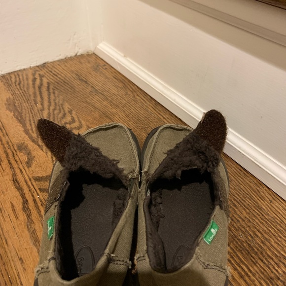 Sanuk slip on with velcro strap and fleece inside. Brown size 13 boys/girls - Picture 5 of 7